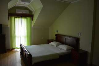 Отель Hotel RR Херцег-Нови Четырехместный номер с видом на море-1